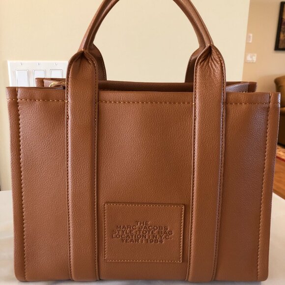 Marc Jacobs Size MEDUIM Leather Tote Bag - Picture 4 of 10